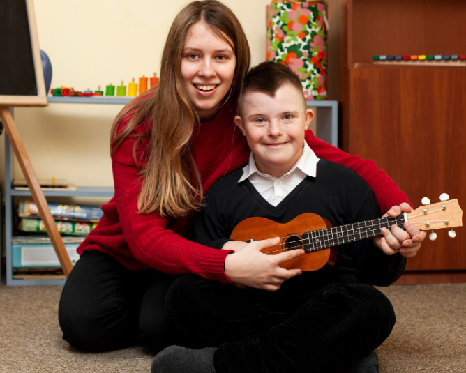 Down sendromlu çocukların "mutluluk sendromu" şarkısına katılımı